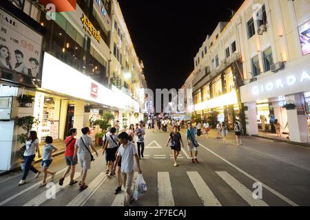 Die lebhafte Fußgängerzone Zhongshan Lu in Xiamen, China. Stockfoto