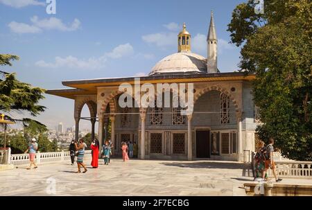 ISTANBUL, TÜRKEI - 09 07 2020: Touristen auf der Terrasse vor dem Bagdad Kiosk Teil des Topkapi Palastes in Istanbul, Türkei. Der Kiosk wurde gebaut Stockfoto