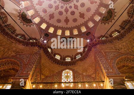 ISTANBUL, TÜRKEI - 09 07 2020: Blaue Moschee Sultan Ahmet Cami kunstvolle Innenkuppeldecke in Istanbul, Türkei Stockfoto