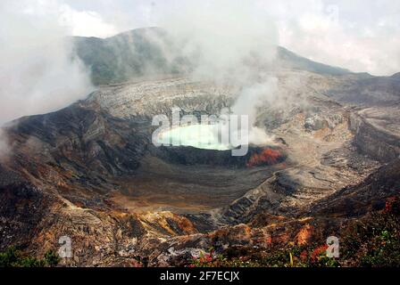 Rauch steigt vom Poas Volcano, einem aktiven Stratovulkan im Poas Volcano National Park. Der Krater in der Mitte ist als Hot La bekannt Stockfoto