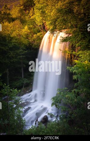 Das Licht der untergehenden Sonne beleuchtet die Gipfel der fallenden Spring Falls in den Virginia Blue Ridge Mountains. Stockfoto