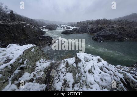 Eine nasse und winterliche Szene am Potomac River im Great Falls Park. Stockfoto