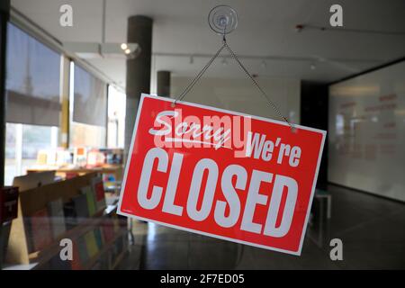 Sorry, wir sind geschlossen Schild an einer Glastür.Harvard University.Cambridge.Massachusetts.US Stockfoto