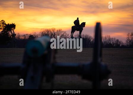 Das Stonewall Jackson Monument im Manassas Battlefield National Park wurde bei Sonnenuntergang silhouettiert. Stockfoto