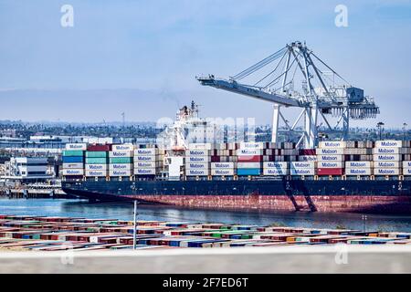 Frachtschiff mit Containern im Hafen von Los Angeles, Kalifornien, USA Stockfoto