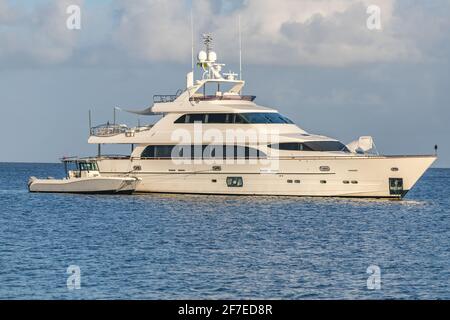 Mega Yachts vor Anker in Indian Bay, Saint Vincent und den Grenadinen Stockfoto