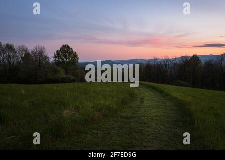 Frühlingsfarben bei Sonnenuntergang von einem Feld mit Blick auf den Shenandoah National Park im Zentrum von Virginia aus nach Süden. Stockfoto