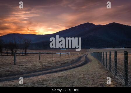 Der Sonnenuntergang hinter dem Old Rag Mountain im Shenandoah National Park, direkt vor einem landwirtschaftlichen Gehöft. Stockfoto