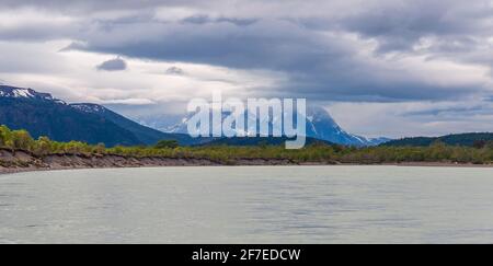 Panorama des Flusses Serrano mit den Gipfeln der Cuernos del Paine, Nationalpark Torres del Paine, Patagonien, Chile. Stockfoto