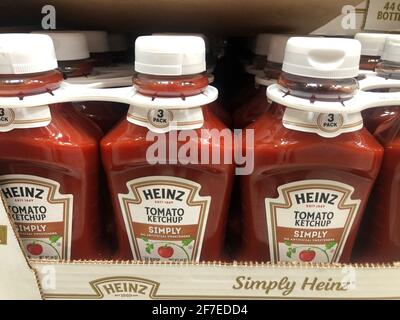 Boca Raton, Usa. April 2021. Heinz Tomato Ketchup ist am 6. April 2021 in Boca Raton, Florida, zu sehen. Laut Nachrichtenberichten stehen amerikanische Restaurants vor einem Mangel an Ketchup-Paketen, da die Pandemie Covid-19 die Nachfrage nach Essen zum Mitnehmen und individuellen Ketchup-Portionen drastisch erhöht hat. (Foto von Samuel Rigelhaupt/Sipa USA) Quelle: SIPA USA/Alamy Live News Stockfoto