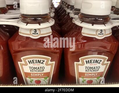 Boca Raton, Usa. April 2021. Heinz Tomato Ketchup ist am 6. April 2021 in Boca Raton, Florida, zu sehen. Laut Nachrichtenberichten stehen amerikanische Restaurants vor einem Mangel an Ketchup-Paketen, da die Pandemie Covid-19 die Nachfrage nach Essen zum Mitnehmen und individuellen Ketchup-Portionen drastisch erhöht hat. (Foto von Samuel Rigelhaupt/Sipa USA) Quelle: SIPA USA/Alamy Live News Stockfoto