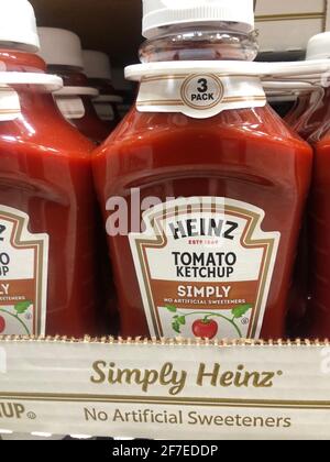 Boca Raton, Usa. April 2021. Heinz Tomato Ketchup ist am 6. April 2021 in Boca Raton, Florida, zu sehen. Laut Nachrichtenberichten stehen amerikanische Restaurants vor einem Mangel an Ketchup-Paketen, da die Pandemie Covid-19 die Nachfrage nach Essen zum Mitnehmen und individuellen Ketchup-Portionen drastisch erhöht hat. (Foto von Samuel Rigelhaupt/Sipa USA) Quelle: SIPA USA/Alamy Live News Stockfoto