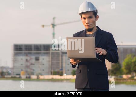 Umfrage zur Technologie von Notebooks, die auf der Baustelle arbeiten Stockfoto