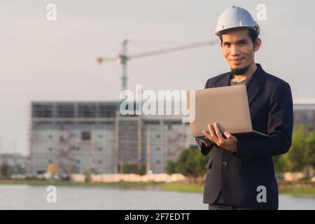 Umfrage zur Technologie von Notebooks, die auf der Baustelle arbeiten Stockfoto