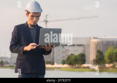 Umfrage zur Technologie von Notebooks, die auf der Baustelle arbeiten Stockfoto