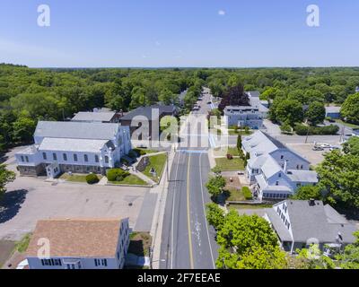 Luftaufnahme des historischen Stadtzentrums von Medway, St. Joseph's Parish Church und Village Street im Sommer, Medway, Boston Metro West Area, Massachusetts MA, Stockfoto