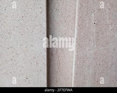 Textur aus rotem Stein mit einem Riss. Roter Marmor an der Wand. Marmorboden. Stockfoto