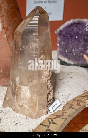 Rauchiger Quarz eine bräunlich graue, durchscheinende Quarzsorte Stockfoto