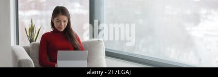 Arbeiten von zu Hause Asiatische Frau Remote-Arbeit mit Laptop glücklich entspannen durch Fenster Panorama-Banner während Coronavirus Lockdown. Stockfoto