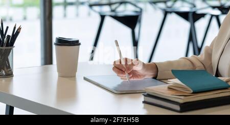 Close uo Geschäftsfrau hält Stift Zeichnung auf dem digitalen Tablet Am Arbeitsplatz Stockfoto