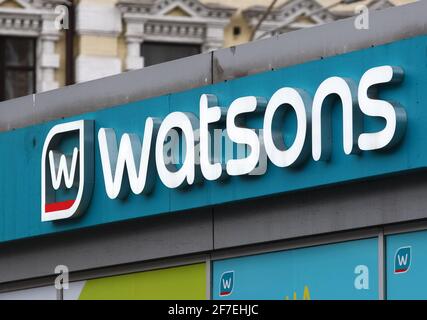 Kiew, Ukraine. April 2021. Watsons Logo über ihrem Geschäft in Kiew gesehen. (Foto von Pavlo Gonchar/SOPA Images/Sipa USA) Quelle: SIPA USA/Alamy Live News Stockfoto