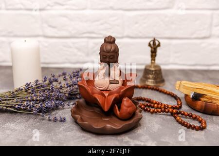 Aroma Rauch von brennenden Räucherstäbchen flattert. Räucherstäbchen. Stockfoto