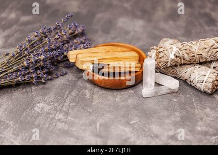 Ausbalancieren der Seele.Reinigungskit, Selenite-Stick. Magische Kristalle Stockfoto