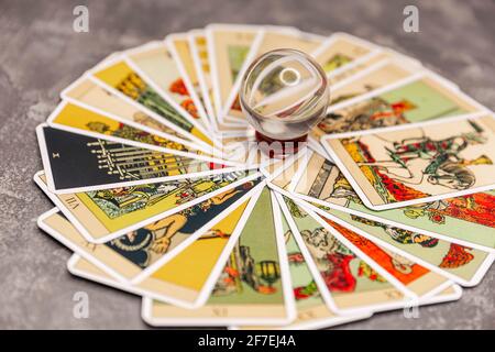Gemischte Tarot-Karten auf dem Tisch mit einer magischen Kugel. Zukünftige Lektüre Stockfoto