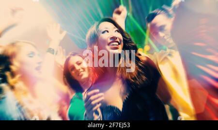 Gruppe von Party-People - Männer und Frauen - in einer Diskothek tanzen zur Musik Stockfoto