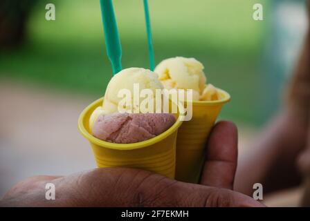 Kugeln von süßem und leckeren Eis in einem verkauft Öffentlicher Park Stockfoto