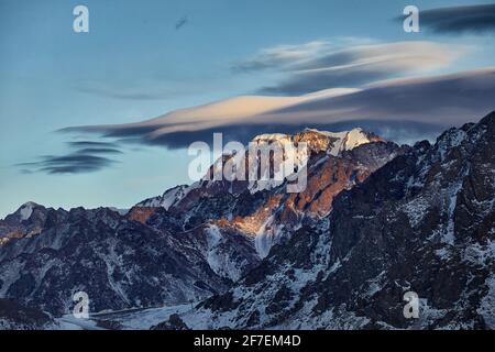 Schöne Landschaft des Berggipfels mit Gletscher und Schnee in Almaty, Kasachstan. Outdoor- und Wanderkonzept Stockfoto