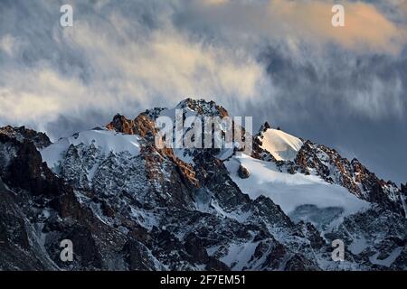 Schöne Landschaft des Berggipfels mit Gletscher und Schnee in Almaty, Kasachstan. Outdoor- und Wanderkonzept Stockfoto