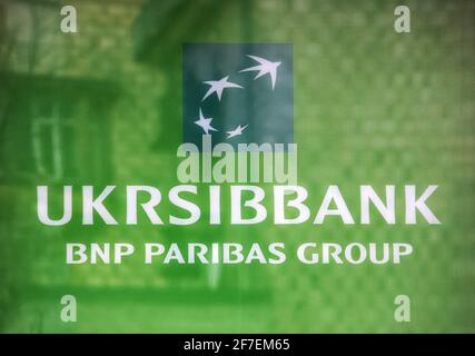 Kiew, Ukraine. März 2021. Ein Logo der UKRSIBBANK, das an ihrem Bankfiliale in Kiew zu sehen ist. Kredit: SOPA Images Limited/Alamy Live Nachrichten Stockfoto