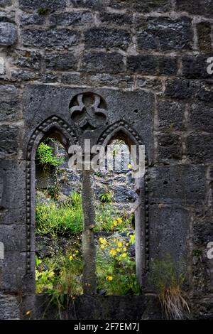 Verwitterte Burg Leofels im ersten Jahrhundert erbaut. Fenster mit grünen Pflanzen, die aus den Felswänden wachsen. Stockfoto