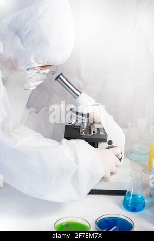 Forscher mit einem Mikroskop in einem Labor, Konzeptwissenschaft und Technologie. Stockfoto