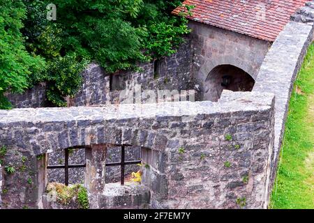 Blick von den Mauern der Burg Burgruine Leofels, Blick auf den Haupteingang des Torbosses in die Burg Stockfoto