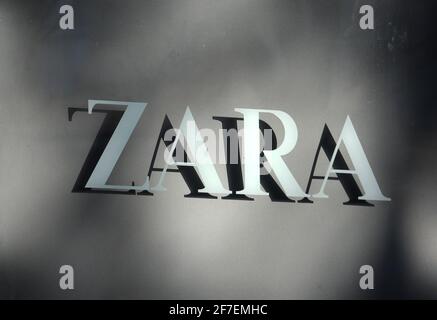 Kiew, Ukraine. März 2021. Ein Logo von ZARA, das in ihrem Markengeschäft in Kiew zu sehen ist. Kredit: Pavlo Gonchar/SOPA Images/ZUMA Wire/Alamy Live Nachrichten Stockfoto