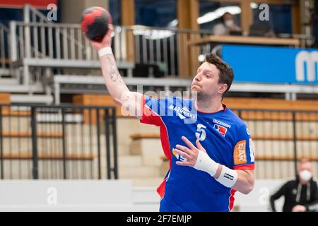 Balingen, Deutschland. April 2021. Handball: Bundesliga, HBW Balingen-Weilstetten - HSG Nordhorn-Lingen in der Sparkassen-Arena. Balingens Romas Kirveliavicius in Aktion. Quelle: Tom Weller/dpa/Alamy Live News Stockfoto