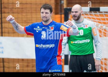 Balingen, Deutschland. April 2021. Handball: Bundesliga, HBW Balingen-Weilstetten - HSG Nordhorn-Lingen in der Sparkassen Arena. Balingens Romas Kirveliavicius Prost. Quelle: Tom Weller/dpa/Alamy Live News Stockfoto