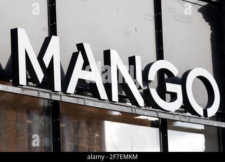 Kiew, Ukraine. März 2021. Mango-Logo am Eingang des Markenladens in Kiew. Kredit: Pavlo Gonchar/SOPA Images/ZUMA Wire/Alamy Live Nachrichten Stockfoto