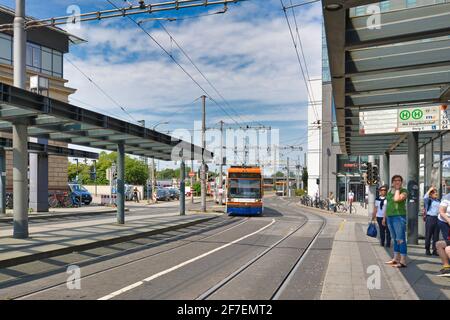 Mannheim, Deutschland - Juli 2019: Am Bahnhof vor dem Mannheimer Hauptbahnhof warten Menschen auf die Seilbahn Stockfoto