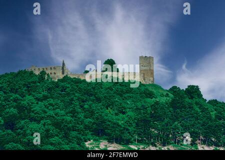Altes Schloss auf einem grünen Hügel. Mittelalterliches Schloss Gleichen inmitten grüner Bäume auf einem Hügel gegen den wolkigen blauen Himmel in Thüringen, Deutschland Stockfoto