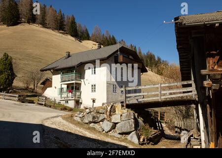 Alte Wohnhäuser in den Alpen, Italien Stockfoto