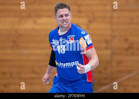 Balingen, Deutschland. April 2021. Handball: Bundesliga, HBW Balingen-Weilstetten - HSG Nordhorn-Lingen in der Sparkassen Arena. Balingens Fabian Wiederstein Prost. Quelle: Tom Weller/dpa/Alamy Live News Stockfoto