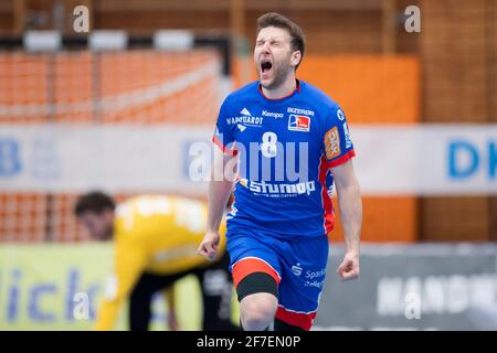 Balingen, Deutschland. April 2021. Handball: Bundesliga, HBW Balingen-Weilstetten - HSG Nordhorn-Lingen in der Sparkassen Arena. Balingens Gregor Thomann Prost. Quelle: Tom Weller/dpa/Alamy Live News Stockfoto