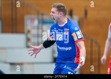 Balingen, Deutschland. April 2021. Handball: Bundesliga, HBW Balingen-Weilstetten - HSG Nordhorn-Lingen in der Sparkassen Arena. Balingens Fabian Wiederstein Prost. Quelle: Tom Weller/dpa/Alamy Live News Stockfoto