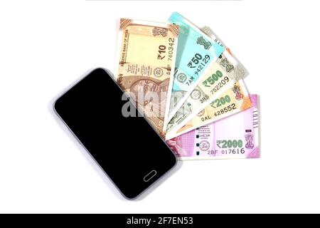 Mobiles Smartphone und indische Rupie-Noten, digitales Geld, Fin-Tech, Geld verdienen Online-Konzepte Stockfoto