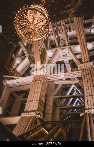 Majestätisches Interieur der Salzminen in Wieliczka in Polen, mit sichtbaren riesigen Wänden aus Holz und Kronleuchter. Stockfoto
