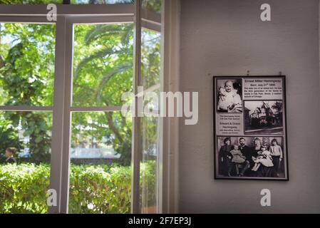 Innenansicht eines Zimmers im Ernest Hemingway Haus in Key West, Florida, USA, mit historischen Hemingway Fotos. Stockfoto