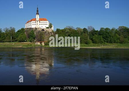 Decin Castle Ansicht mit Spiegelung im Fluss Labe, Tschechische Republik Stockfoto